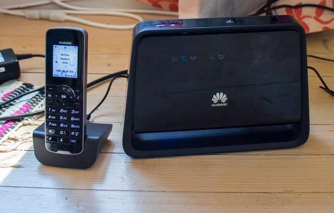 Med noko attåt: Huaweis B890 bredbåndsruter kommer med en DECT-telefon. Det er smart på to måter. For det første gjør det oppsettet mye enklere og man kan snakke i den om ruteren har et abonnement som støtter både tale og data. Da får man glede av den eksterne antennen man kobler til.