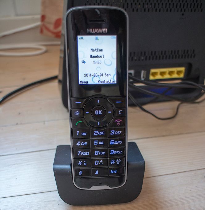 Endelig bredbåndIkke smart: En DECT-telefon er ikke mye smart, men har en batterilevetid alle smarttelefoner vil misunne den. Rekkevidden er i praksis opptil 300 meter i fri sikt og rundt 100 meter innendørs om man ikke bor i murhus.