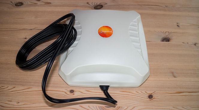 Flat: I motsetning til en Yagiantenne har en flat panelantenne en mye større åpningsvinkel. Det gjør det særdeles mye enklere å stille den inn samtidig som den gir en meget god signalforsterkning.