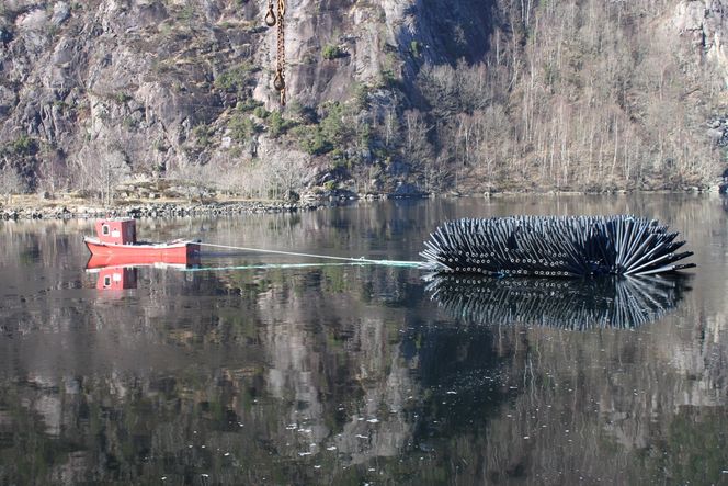 I mars i år ble de to kunstige revene til Pe Reefs tauet ut til sine hvileplasser utenfor øya Hidra ved Flekkefjord. Her skal de testes i ett år.