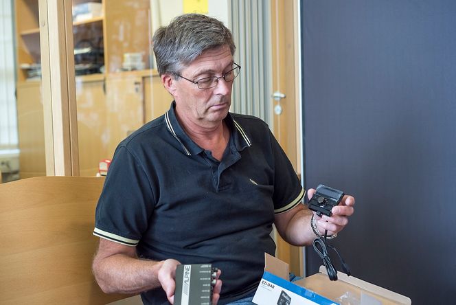 Enkelt og elegant: Ulf Malnes i Oslo Bilstereo viser en DAB+-løsning som enkelt kan bygges inn i alle biler. Selve radioen kobles inn bak dashbordet mens kanalvelgeren sitter på tusiden. Den kan kobles til uten at ledningene kommer til syne.