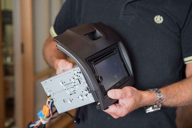 Tilpasset: Når Oslo Bilstereo bytter underholdningsanlegg i bilene er målene standardisert. Det som varierer fra bil til bil er dekslet som gjør at det passer inn i den enkelte bilmodell.