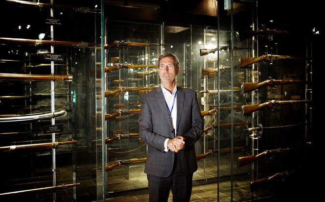 Synonym: Krag-Jørgensen-geværene er kanskje det enkeltproduktet Kongsberg Våpenfabrikk er mest kjent for. – Det er et naturlig utviklingstre – fra pistol, til gevær, kanon og rakettdrevne våpen, sier Walter Qvam, og bruker det som bilde på hva norsk teknologisk industri trenger for å hevde seg: Kompetanse­ i miljøer som kan utvikle høyteknologi. ⇥alle Foto: Eirik Helland Urke