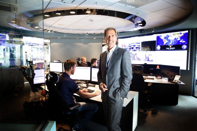 Solsiden: Walter Qvam foran ett av tre «Folow the sun»-sentre. De to andre er i henholdsvis New Orleans og Singapore. De følger opp kunder 24 timer i døgnet og ovefører ikke-avsluttede servicesaker til neste kontor ved arbeidsdagens slutt. –Vi er forut for kundene og kan tilby å overta service og vedlikehold herfra, sier han. Foto: Eirik Helland Urke