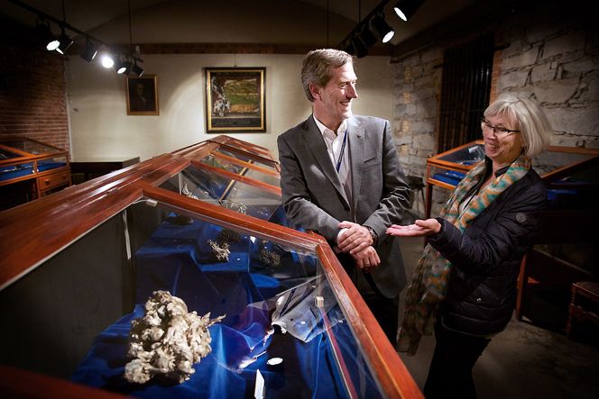 Enestående: Trådsølvklumpen i det gamle monteret er unikt i verdenssammenheng, forteller museumsdirektør Alfhild Skaardal. Walter Qvam er enig i at det trengs en modernisering og bedre sikring av museet.