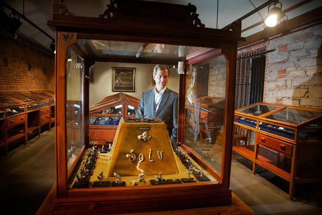 Figurer: Gruvearbeiderne har tatt vare på sølvklumper som ser ut som dyr, bokstaver, verktøy og mennesker. Waleter Qvam liker Pingvin-figuren godt. Foto: Eirik Helland Urke