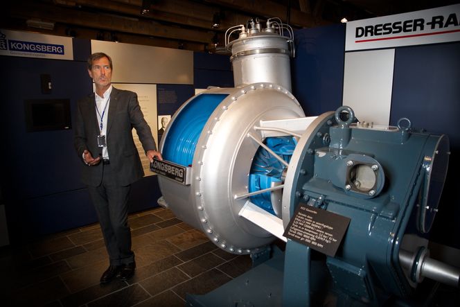 SOLGT i 1987: Kraftplugg: Walter Qvam med en Kongsberg-utviklet turbin. Gassmotorutviklingen var ifølge Rolf Qvenild, tidligere direktør ved Kongsberg Våpenfabrikk, svært vanskelig på grunn av alle roterende deler.