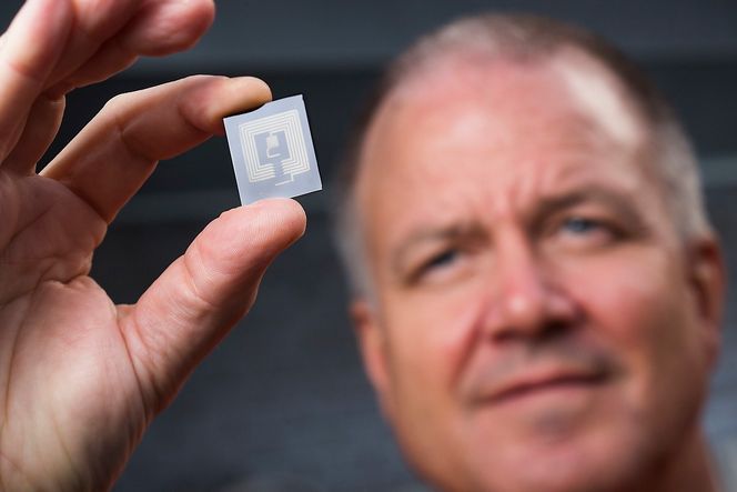 Forsker Geir Uri Jensen på MiNaLab viser fram magnesiumkretsen de har laget.