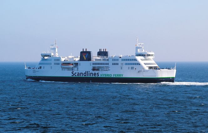 Prinsesse Benedikte er 142 meter lang og drøye 24 meter bred. Den tar 1140 passasjerer og over 360 biler samt trailere og tog. En motor og batteripakke er nok til å holde 14 knops fart mellom Rødby-Puttgarden.