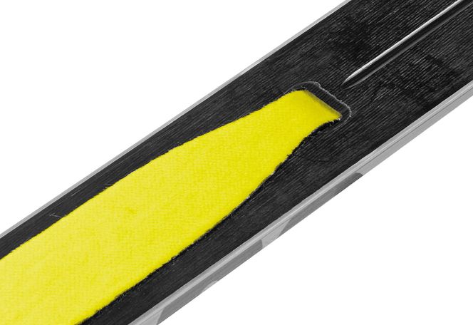 Fischer lanserte i år et nytt konsept for å få feste med fjellski. Eierne av norske Åsnes har i flere år hatt suksess med et liknende konsept og har nå saksøkt den østerrikske sportsgiganten.