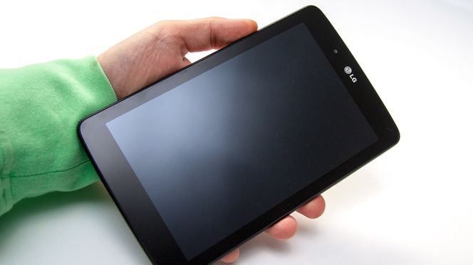 LG G Pad 7.0 kan lett håndteres med én hånd.