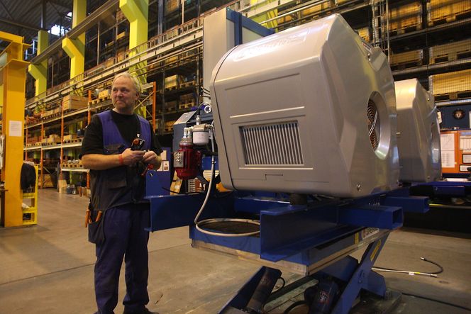 Skid: To nye X-kompressorer satt sammen på en ramme. Klargjøres for levering til et kraftverk som trenger mye trykkluft for å starte store dieselmotorer.