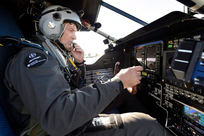 Pilot: André Borschberg forbereder seg før testflyvningen i oktober. Cockpiten er kummerlig, men ergonomisk utformet.