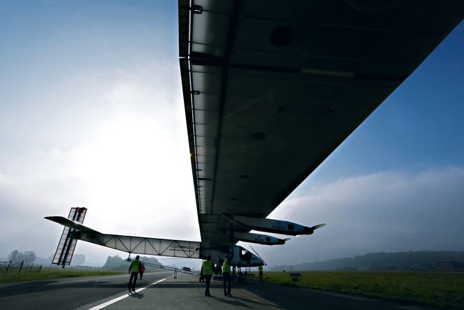 Høy på sol: 1. november i år utførte Bertrand Piccard den siste testflygningen av Solar Impulse 2 i Payerne i Sveits. Flyet har et vingespenn på 72 meter og er kledd med over 17.000 solceller.
