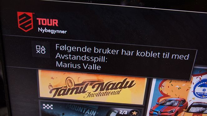 Når du kobler deg til med Remote Play, tar mobilen over kontrollen over konsollen.