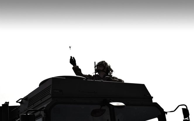 Systemet er todelt: en skjerm som veier cirka 700 gram og en beholder som veier 600 gram med plass til to UAV-er og en styringsmekanisme. Hele systemet får plass i en magasinlomme. Den vesle farkosten oppbevares flyklart, kan ta av fra hånda og betjenes med en hånd ledig.