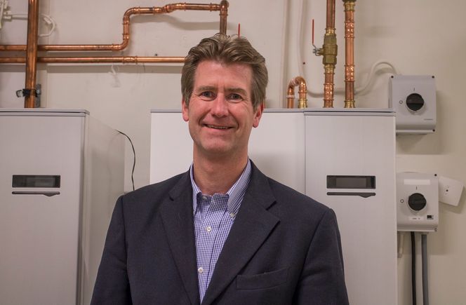 Vil redusere energibruken i boliger: Styreleder i Norsk Varmepumpeforening, og medeier og markedssjef i ABK Klima, Gunnar Solem, er bekymret for at utskiftningen av gamle oljefyringsanlegg frem mot forbudet om seks år går for sakte. Og han er ingen tilhenger av å varme vannet direkte med strøm.