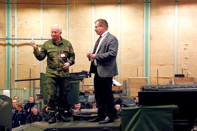 Ragnar Wennevik, som leder Kampvognprosjektet for Flo, har mottatt nøkkelen til den første multivogna fra BAE Systems Hägglunds-direktør Tommy Gustafsson-Rask.
