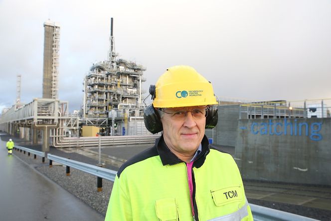 Den høye CO2-konsentrasjonen gjør at fangstanlegg ved sementfabrikker blir mer kompakt, mindre energikrevende og dermed billigere enn for kull- og gasskraft, ifølge teknologileder Oscar Graff i Aker Solutions. Han utelukker imidlertid ikke at selskapet vil komme tilbake for ny testing ved TCM Mongstad (i bakgrunnen).