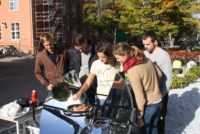 Oppstartsbedriften Morpho Solar fra NTNUs entreprenørskole lanserte i dag solgrillen på boligmessen i Trondheim Spektrum. Foto: Hans Kristian Ryttersveen