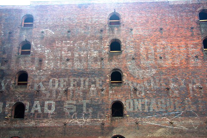 Gamle fabrikkbygg som innredes etter moderne behov gir Dumbo en helt spesiell sjarme.