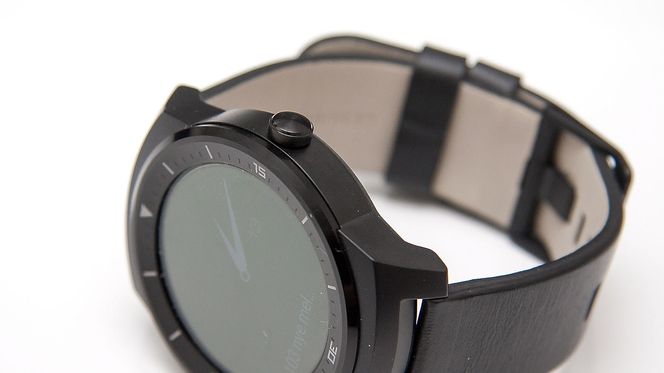 Kronen på siden av klokken er en kombinert hjem- og strømtast.