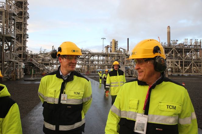 Fungerende administrerende direktør ved TCM, Eirik Harding Hansen (t.v.), viser stolt fram sine CO2-renseanlegg for besøkende. Teknologileder i Aker Solutions, Oscar Graff, har overlatt amintesteplassen på Mongstad til Shell Cansolv.