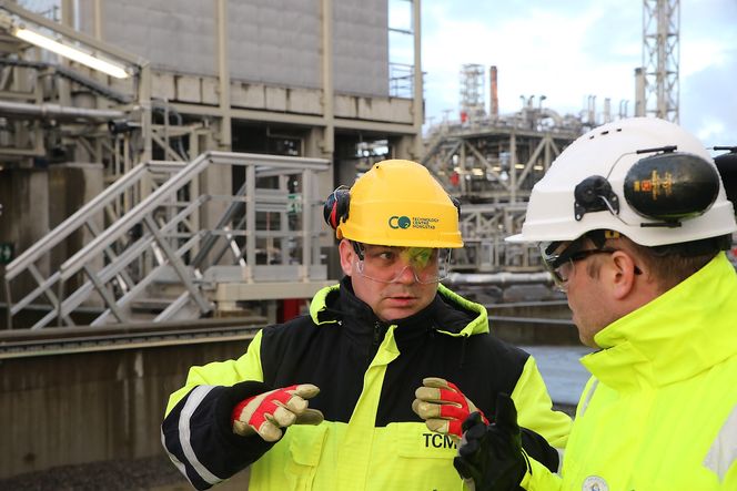 Statssekretær Kåre Fostervold (Frp) i Olje og energidepartementet sier norske myndigheter vil se på om skipstransport av CO2 kan bli billigere enn rørledning. På bildet får han omvisning på TCM Mongstad.