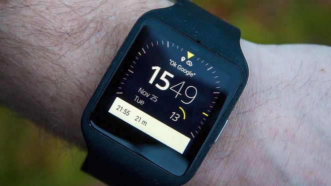 Smartwatch 3 fungerer fint utendørs. Den er vanntett og støvtett.