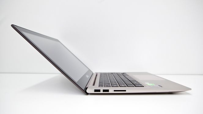 Skjermhengselen er middels fleksibel.