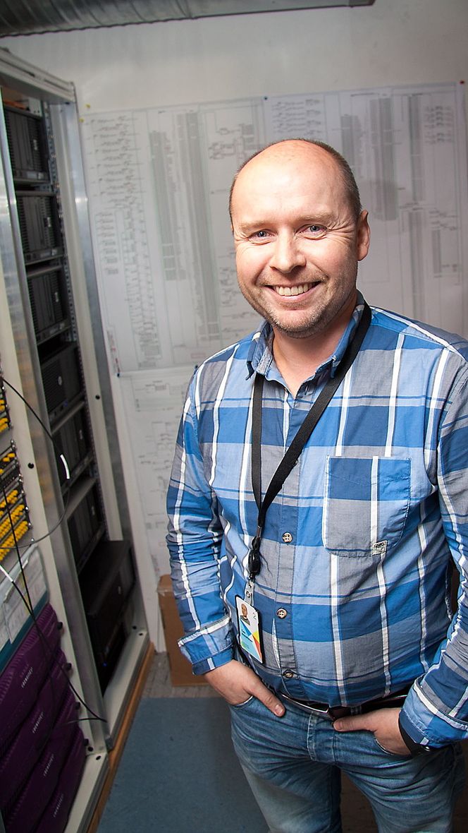 Tore Kristoffersen, IT-konsulent i TV 2, kan erstatte tre av grafikkmaskinene i bakgrunnen med én når de går over til å bruke den nye løsningen.