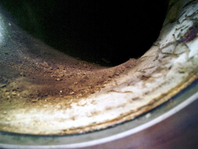 Før: Slik ser riseren ut før den blir renset av vann og kjemikalier.