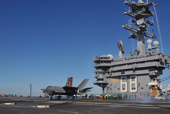 F-35C-testflyet CF-3 på dekk på USS Nimitz (CVN-68).