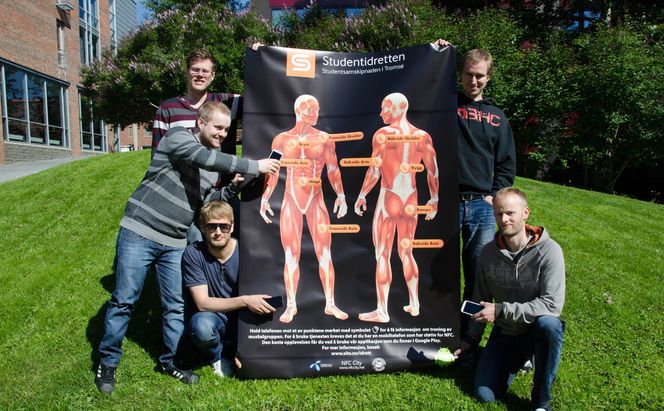 Studenter ved Institutt for informatikk ved UiT var med å utvikle treningsguiden som ble testet i prosjektet. Fra venstre ser du Aleksander Svendsen, Simon Nistad, Jan-Ove Karlberg, Martin Ernstsen og Erik Krane Langhaug.