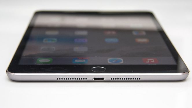 Høyttalerene i bunnen gir ingen praktisk stereoseparasjon, ettersom de sitter ved siden av hverandre. De er dessuten litt for enkle å dekke med hånda.