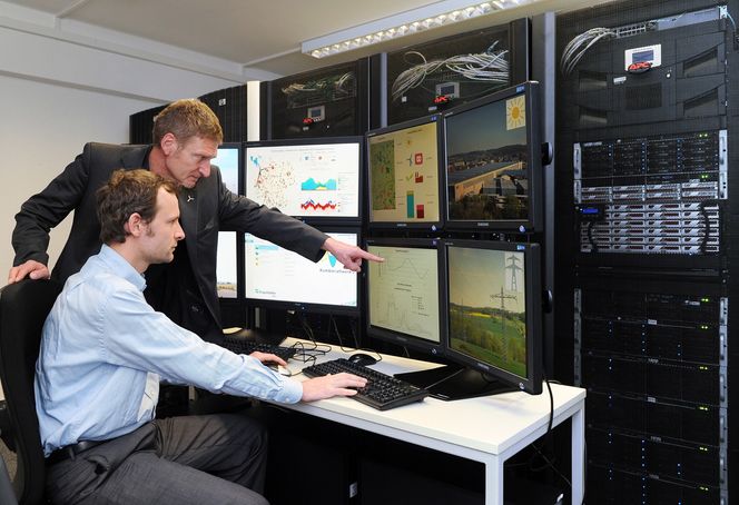 Fungerende instituttleder ved Fraenhofer Institut für Windenergie und Energiesystemtechnik (IWES), Kurt Rohrig (bak), og Kaspar Knorr jobber i kontrollrommet med forskningsprosjektet Kombikraftwerk 2.