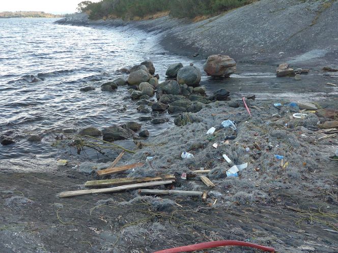 Plastfiberen som brukes som armering i betongen til Ryfast skyldes i land.