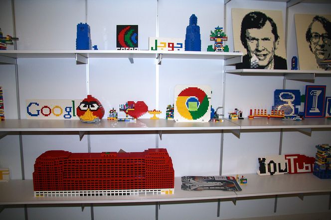 Lego er et vesentlig rekreasjonstilbud hos Google i New York. Det røde bygget er en miniatyr av Google-bygget.