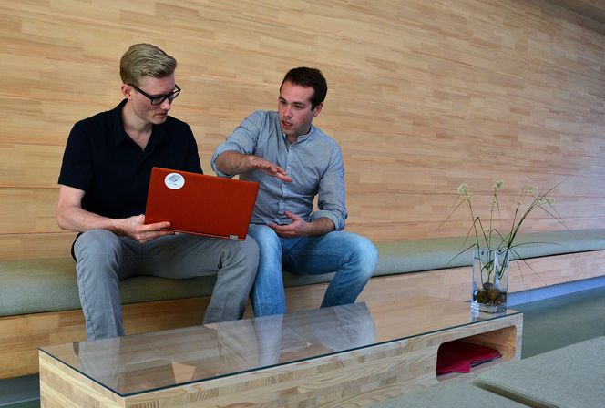 Gründerne Sebastian Risbakken (t.v.) og Felix Gorbatsevich bygger Milky File sten for sten og har ingen planer om å droppe ut av it-jobbene i offshore-bransjen i Stavanger.