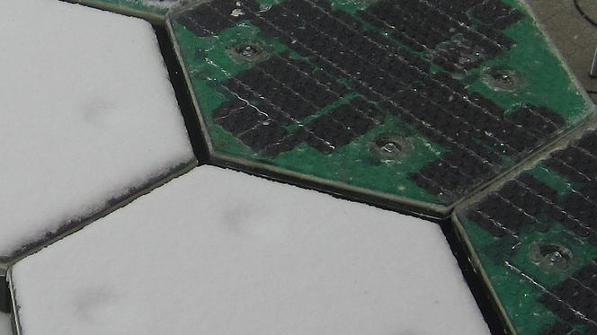 Demonstrasjon av snøsmelting der varmeelementene er skrudd av til venstre og skrudd på til høyre.