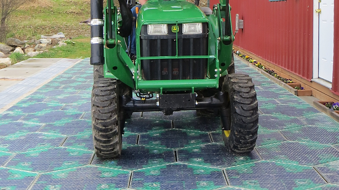 Denne traktoren bør ikke være noe stort problem for solcelleveiene som skal tåle tunge kjøretøy med vekt opp mot 113 tonn.