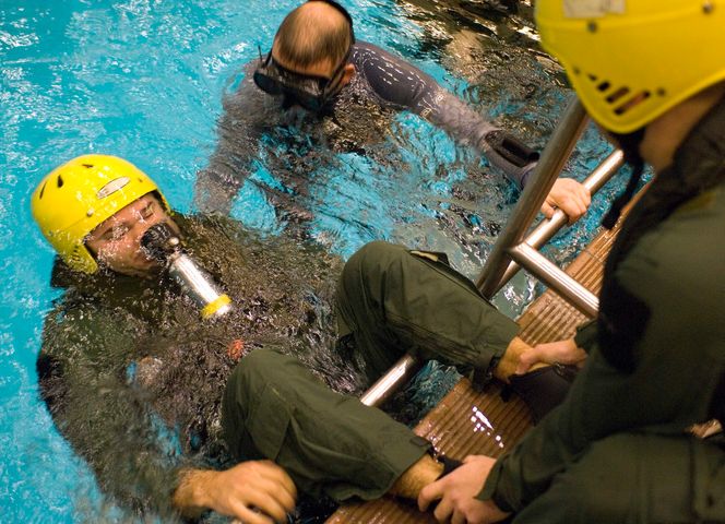 Amerikanske helikoptermannskaper, som flyr for Nato, trener på helikopterevakuering (HUET). Besetningen benytter trykkluftbasert pustesystem.