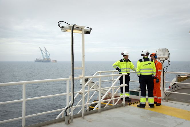 Riggen Island Innovator borer på Edvard Grieg-feltet for øyeblikket. Dette bildet er tatt denne uken, der blant annet stortingspolitiker Terje Aasland (AP) er på besøk.