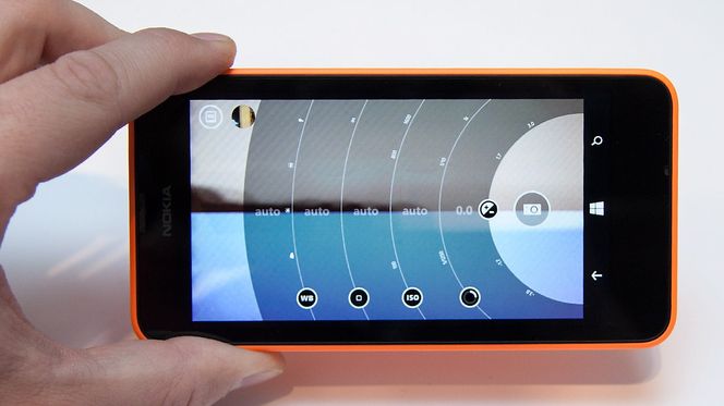 Selv om dette er en billigtelefon har kameraet flere avanserte muligheter. Du kan for eksempel sette fokus og lukkertid manuelt.