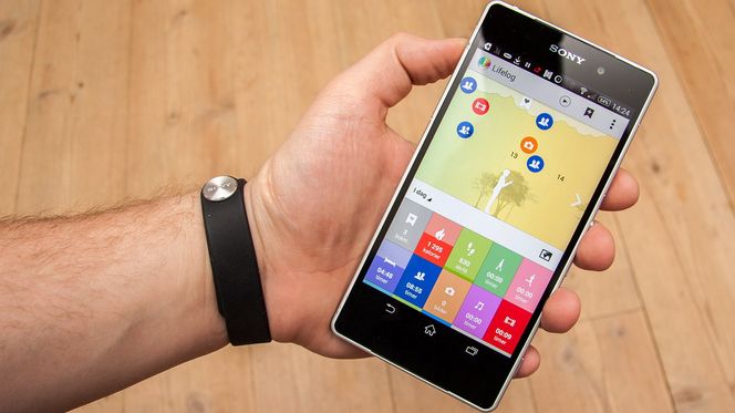 Lifelog lager en animasjon over dagens aktiviteter, og viser deg detaljene i flisene nederst på skjermen.