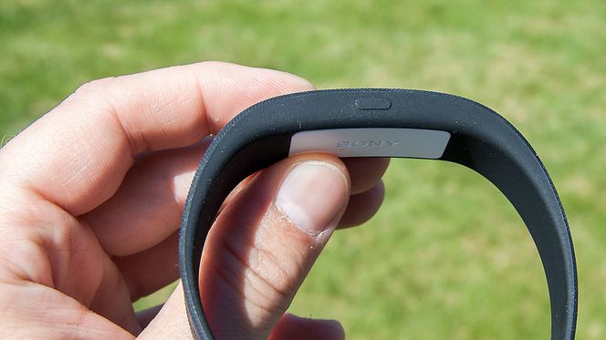 En tast på siden av Smartband lar deg aktivere nattmodus, og kan brukes til å opprette såkalte bokmerker.