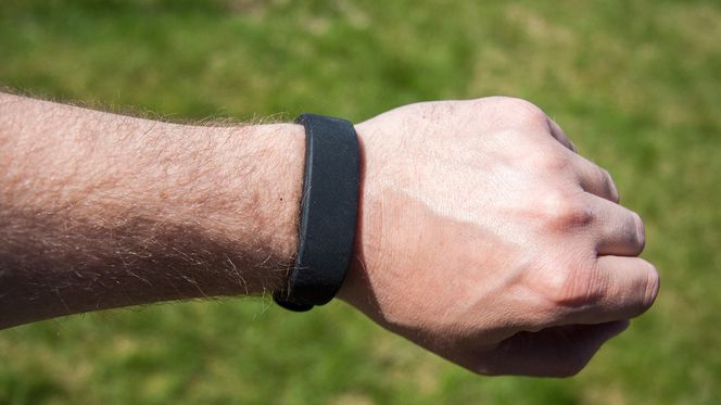 Smartband er lett, og sitter godt på håndleddet.