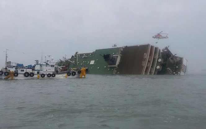 Små båter kom raskt til Sewol. Passasjerene fik beskjed over høyttalerne om å forbli i ro og vente på redning.