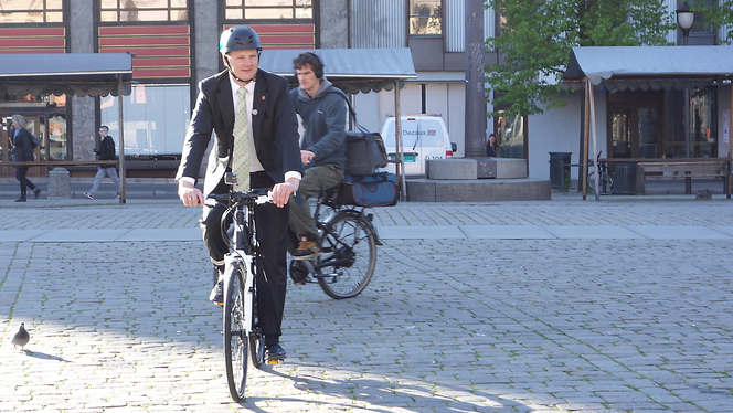 Samferdselsministeren tråkker til med elektrisk assistanse på vei til åpningen av jobbsykkelen.no.