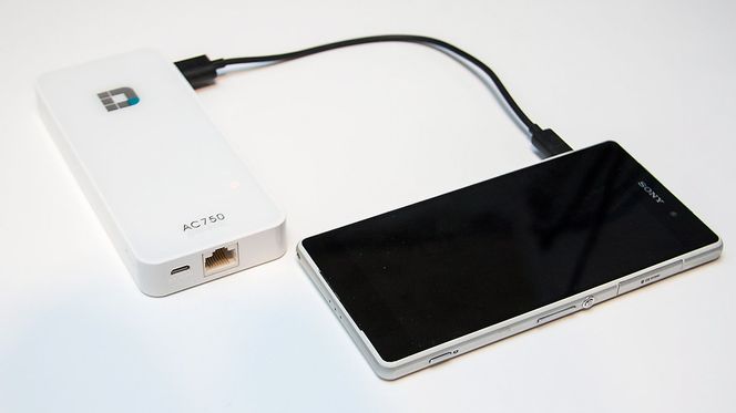 Om du trenger strøm på farten kan du bruke batteriet, som har en kapasitet på 4000 mAh, til å lade mobilen.